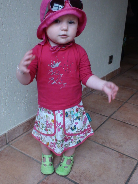 Ons lieve meisje Fin. Altijd vrolijk,echt het zonnetje in huis, en zoals je op de foto ziet, ze bekijkt het leven door een roze bril.

Mooie naam voor een mooi meisje.