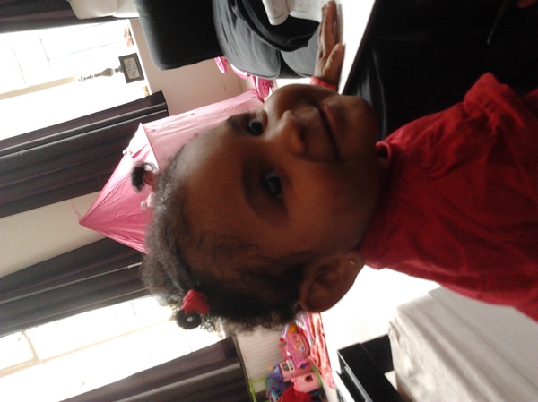 Mo&Atilde;&laquo;syah Dit is Mo&Atilde;&laquo;syah.
Haar papa en mama zijn het stel dat in 2010 hun dochter de naam Mo&Atilde;&laquo;syah gaf zoals bij populariteit staat beschreven.
De naam komt van de naam 'Mo&Atilde;&laquo;sha', wat een meisjesvariant is van 'Moses'.