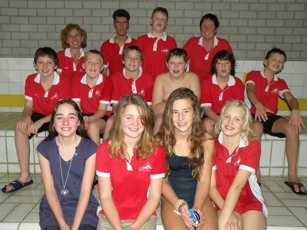 Oogjes dicht.. Ik ben dus Syrah (op de foto het meisje op de voorste rij met haar ogen dicht) en mijn sport is waterpolo. Deze foto is gemaakt toen wij kampioen werden.