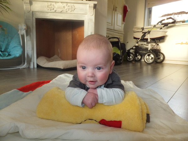 onze zoon jeldert ons kleine ventje, altijd vrolijk, dag en nacht.