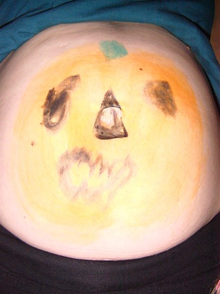 Halloweenbuik! Een mooie zwangerbuik beschilderd met Halloween vorig jaar! Al zo'n buik en dan na te gaan dat we nog moeten tot eind maart 2012!