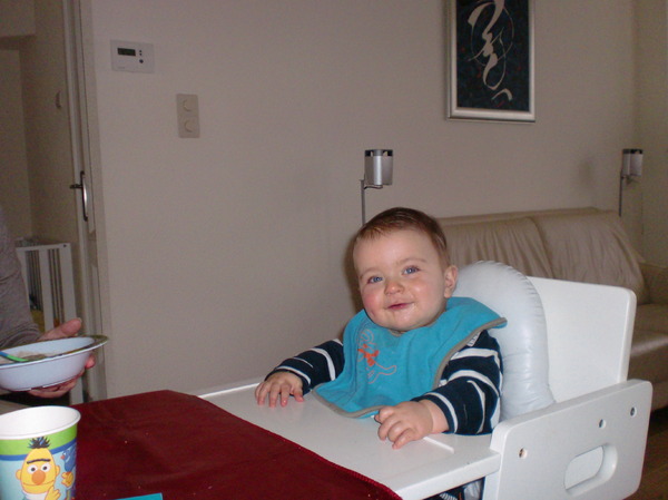 Xavian aan tafe Xavian is een altijd vrolijk mannetje. Hier zit hij trots aan de tafel.