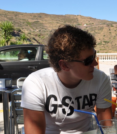 just me! dit was op vakantie in Spanje op het terras, lekker in de zon echt Dave weer haha!