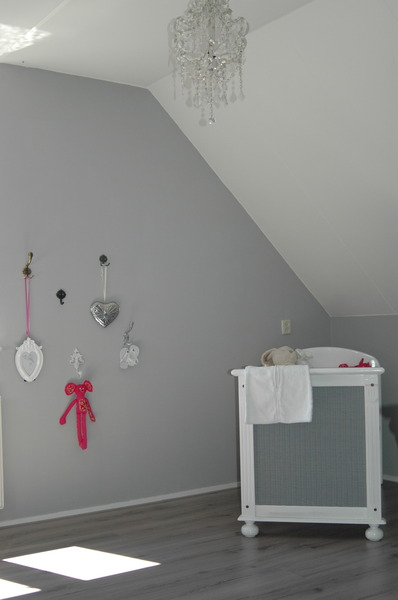 Mexx's kamertje Alleen nog haar naam van witte houten letters schuin (van boven naar beneden) op de grijze muur en klaar.