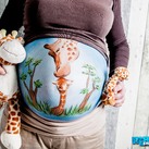 Buikschildering & Fotoshoot Een herinnering voor later, een zwangere buik mag gezien worden, en waarom er dan niet iets moois van laten maken?
 
Schmink-ie maakt een Bellypaint (buikschildering) en vervolgens maakt Make The Picture Fotografie daar een prachtige fotoreportage van. Met als stralend middelpunt, een stralende toekomstige mama!
 
Geef nog meer kleur aan je zwangerschap!