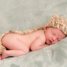 Newbornfotoshoot Cindy Mulder Fotografie www.cmfoto.nl Newbornfotografie is babyfotografie in de eerste twee weken na de geboorte. De foto&rsquo;s worden gemaakt in de eigen vertrouwde huiselijke omgeving van de moeder. 