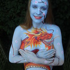 bodypaint Een vriendin doet de opleiding voor grimeur en wilde mij als model voor een belly/bodypaint gebruiken. Aangezien onze ongeboren zoon als project/koosnaampje "Draakje" had, heeft zij mijn buik als nestje van een draak beschilderd.