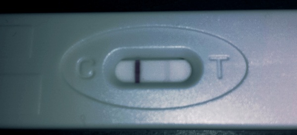 zwangerschapstest kv  Dit is mijn test van vanmorgen, die is toch positief lijkt me? Wat vinden jullie? 