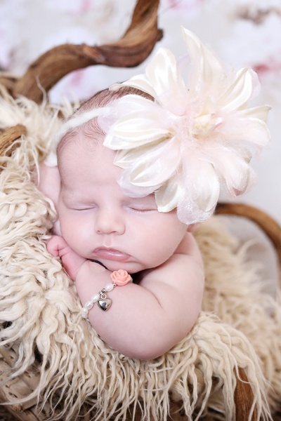 baby armbandje met bloem babyarmbandje met parels en roze bloem