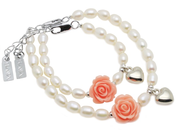 Moeder en dochter armbanden 'Flower Power' met hartje Bekend van KEK Mama! Deze feestelijke Mama - dochter armbanden combineren glanzende witte pareltjes, een lichtroze bloemetje en een lief hartjes bedeltje. Mooie armbandjes die lekker opvallen...zodat iedereen kan zien dat jullie bij elkaar horen!