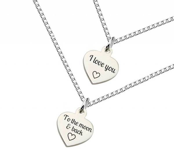 Zilveren Mom & Me set 'I love you to the moon & back♡' Hoe lief, een .925 zilveren ketting voor moeder en dochter. De prachtige inscriptie van het meisje is 'I love you ♡' en mama heeft de tekst 'to the Moon & back ♡. Een prachtig persoonlijk cadeau.