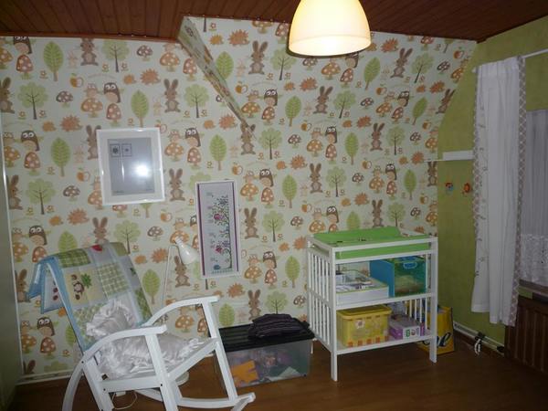 Kamer Leonie (1/2) Bosthema. Een drukkere muur en een zeer rustige kant. Verbonden door een inbouwkast-wand die wit is. Een vrij rustig geheel dus nog.