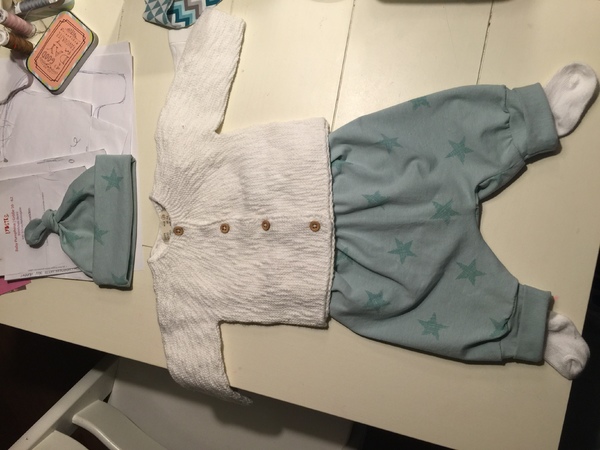 Met liefde gemaakt Een broekje en mutsje van eigen hand en een vestje van de Zara. Het eerste setje voor de kleine man.