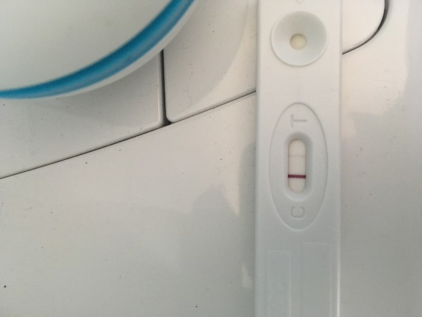 Test 2 v 5.  Test gedaan na een maand gestopt met de pil laatste menstruatie 28juli getest op 4 sept met andere test van Kruidvat deze was negatief, vandaag 12/9 opnieuw getest met 2v 5 en zag na 3 min een hele lichte 2 de streep??? Wat denk ik hiervan? 