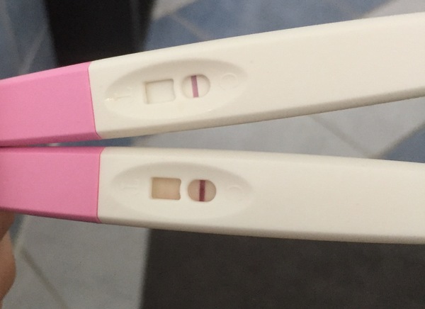  Hoi dames! Ik had afgelopen zaterdag ongesteld moeten worden.. is dit een streepje op de onderste test of beeld ik het mij in?

Help! 