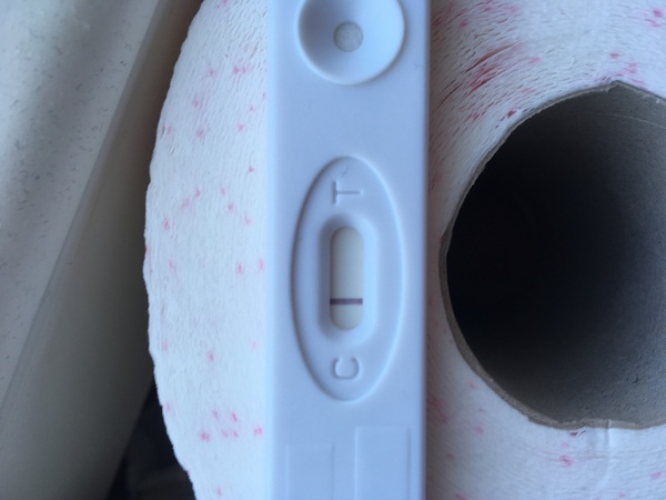 Positief of negAtief of indrooglijntje  Ik heb heel hard jullie hulp nodig maakt ons ontzettend onzeker is dit positief of negatief of indrooglijmtje we hebben al miskraam gehad vandaar onzekerheid. 