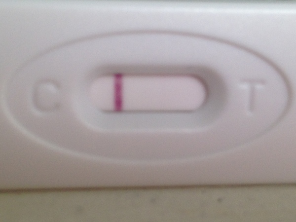 Test1 Er is heel licht een streepje te zien, ik ben vanmorgen ongesteld geworden maar omdat ik zoveel pijn had zit ik te denken misschien was dit een miskraam.. ik heb ook overgegeven wat denken jullie ?