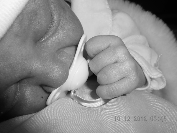 Delaya Mae De allereerste nacht raakte ze haar fopje kwijt en nog voor ik hem haar kon geven, nam ze hem zelf en stak hem terug in haar mondje!!   Ik was zo verbaasd dat ik er snel een foto van heb gemaakt..
