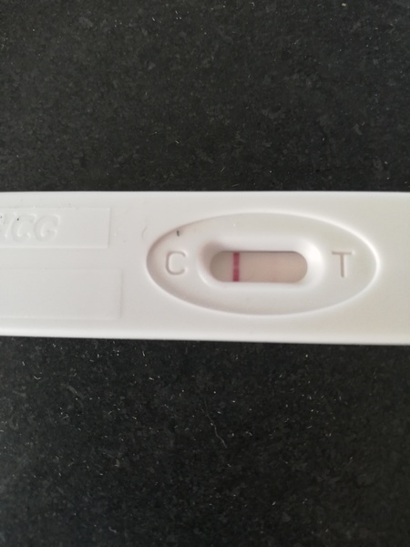 Heeft er iemand ervaring met te vroeg testen? Ik zit nu 11 dagen na pregnyl. Met sensitest volledig wit getest en vandaag licht tuursteeepje Dan met middagurine een kv test gedaan en dit is resultaat.. Mag ik stilletjes wat blij zijn? Of zou dit toch nog een opstoot van pregnyl kunnen zijn?