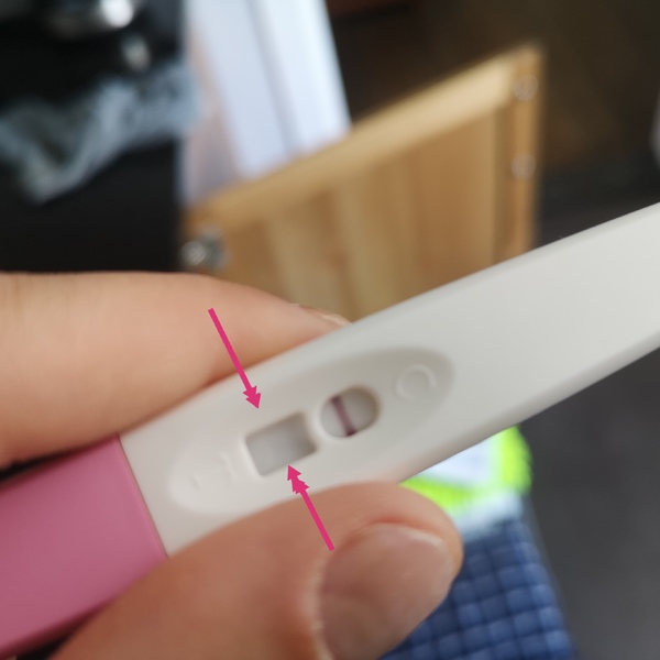 Hey allemaal,
Vandaag 4 dagen overtijd.
Moest normaal 27 uiterlijk 28 april menstrueren.
Heb wel 10 dagen voor nod een (bloeding) gehad van hooguit 3 dagen. Met een normale menstruatie ben ik altijd 5 dagen ongesteld met hevige buikpijnen. Soms kruipend over de grond..
Voel me al 2 weken niet mezelf
Symptomen= stemmingswisselen, hongerig gevoel, erg veel vermoeidheid, buikpijnen/steken de afgelopen 4 dagen, zere borsten etc.
Dus vandaag maar een test gedaan. En eigenlijk al snel een heeeel licht 2e streepje. Een half uur later was het streepje al iets donkerder.
Wat denken jullie?
Morgen sowieso nog een keer testen!
Groetjes