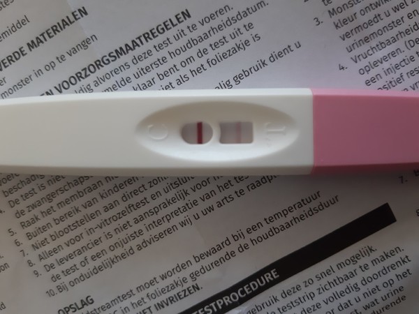 Zwangerschapstest Hey iedereen

Ik heb deze ochtend 2 early zwangerschapstesten gedaan en 1 gewone. Bij beide verschijnt er een licht streepje. Ik heb de testen ook uitgevoerd zoals in de handleiding stond + binnen de 5 minuten afgelezen. Wilt dit zeggen dat ik zwanger ben? Als ik een cyclus van 28 dagen zou hebben is mijn NOD hebben op 3 juni. Vorige maand had ik maar een cyclus van 24 dagen en als ik daar op baseer was mijn NOD 30/5. Vandaar dat ik getest heb.

Ik zit nog maar in ronde 1 voor ons eerste kindje dus ik geloof het eigenlijk ook niet echt.

Ergens vind ik het moeilijk om dit te vragen omdat ik al zoveel verhalen gelezen heb van jullie die zolang aan het proberen zijn. :ermm: