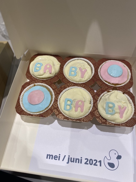 Cupcakes bekendmaking zwangerschap & gender reveal Vanavond op ronde om cakejes rond te brengen naar de familie.
Sommigen weten het al, daar is vooral de vulling een verrassing.
Voor anderen is ALLES nog een verrassing.
Spannend!