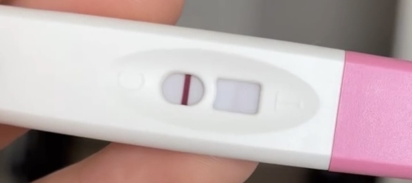 Positief of niet Ik heb een maand geleden mijn anticonceptiestaafje laten verwijderen. Dus ik heb echt geen idee hoe mijn cyclus is. Ik vond het lang duren en heb toch maar even een test gedaan. Is dit negatief of positief? Dit is met ochtend urine bij middag urine heeft de test negatief aan help!