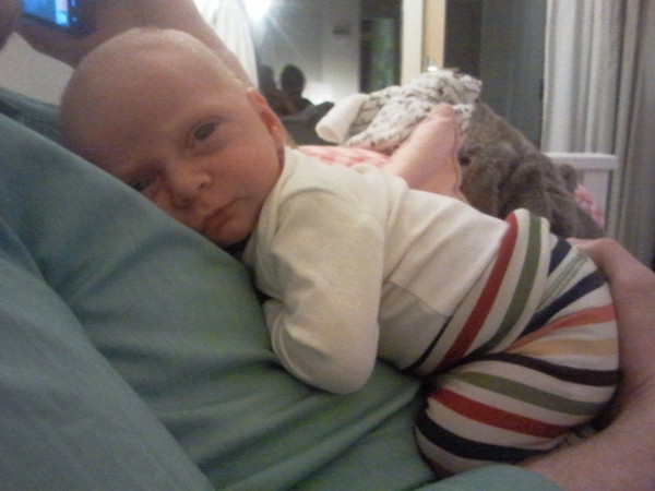 Lekker bij daddy precies een maand oud!