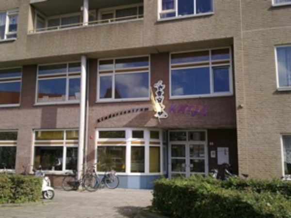 De voorzijde van het kindercentrum in de wijk 