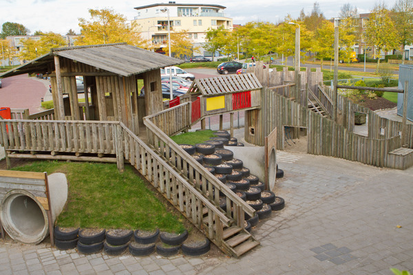 Buitenterrein Kanjer-Knapzak Dit is een gedeelte van het buitenterrein bij De Kanjer-De Knapzak, waar de kinderen lekker kunnen spelen.