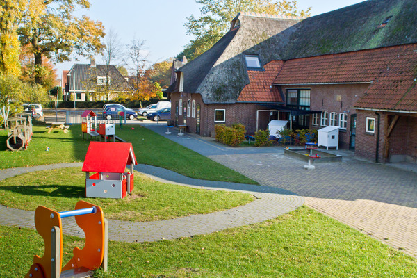 Landelijk buiten spelen bij De Kameleon De Kameleon is gehuisvest in een boerderij, welke landelijk ligt. Heerlijk veel ruimte voor de kinderen om buiten te spelen.