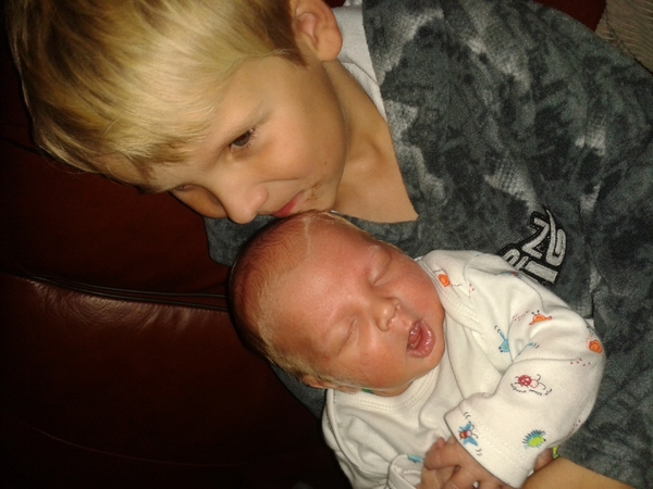 Onze mooie mannen 6 jr & 3 wk Bram & Gregory...broederliefde!!:)