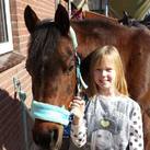 Jaidy met haar paard Jaidy is in 2006 geboren. Het is een vrolijke en stoere meid. De naam past perfect bij haar.Zij heeft meerdere malen gezegd dat niemand op school zo heet. Zij is er trots op!
