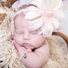 baby armbandje met bloem babyarmbandje met parels en roze bloem