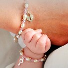 Mom & Me armbanden 'Infinity Pink' key to my heart Deze armbandjes zijn ware pronkstukjes: Glinsterende AAA-kwaliteit ivoorwitte pareltjes, Swarovski kristallen en lieve ringetjes. Aan de mama armband hangt het hartvorige slotje waarvoor het kleine meisje het sleuteltje bezit, hoe lief is dat?!