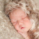 Newbornfotoshoot Cindy Mulder Fotografie www.cmfoto.nl Newbornfotografie is babyfotografie in de eerste twee weken na de geboorte.In deze bijzondere eerste dagen zoekt je baby de geborgen houdingen uit de baarmoeder op. Dat levert hele mooie foto’s op. Cindy Mulder Fotografie www.cmfoto.nl