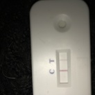 Vaag Hallo , ik zit in mijn 5 e dag van mijn menstruatie en ik heb 3 ovuluatie testen gedaan voor de grap en die geven alle drie een behoorlijk donker lijntje en dik lijntje hoe kan dat? Mijn cyclus duurde dit keer ook 39 dagen daardoor dachten we eerst dat ik zwanger was omdat ik de symptomen ook had maar de zwangerschapstesten negatief bleven... mijn bloed is dit keer ook lichter dan ik normaal gewent ben ... en er zitten wel donkere dikke dingen in mijn menstruatie heb ik ook niet eerder gezien... maar wat ik aller vreemdst vind is de ovulatie nu.. ik bloed nu nog maar weinig... heb wel veel pijn buik aan de zijkanten en midden van me buik... 