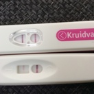  Dames wat vinden jullie van de onderste test? Positief? Heb m vanmiddag gedaan (4uur)...... bovenste is mijn ovulatietest