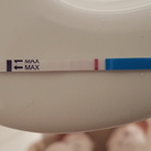 Eerste zwangerschapstest 07/09/17 Ik moet pas over 5 dagen worden maar volgens mij is dit een positieve test. Wat denken jullie? Over een paar dagen weer testen en hopen op een betere test.