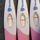  Goedemorgen..
Ik ben nieuw op dit forum en ik heb voor het eerst licht positieve testen. 3 testen gedaan(ik geloof het nog steeds niet;)) 3 dagen achter elkaar getest en nu lijkt de laatste(de onderste) weer iets lichter dan de middelste(gisteren) 
Is dat mogelijk of is dit een voorbode van iets slechts? 
