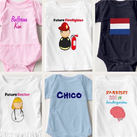 Outfits van de webshop Floriami by Kimmy Hierbij een voorbeeld van enkele outfits van de webshop Floriami by Kimmy. Zoals u kunt zien staat er een naam op de roze tutu. Deze is op naam gemaakt en dat kan ook voor uw baby! Het enige wat u daarvoor dient te doen is een mailtje sturen met de gewenste naam naar: floriamibykimmy@gmail.com en het word voor u gemaakt!
Bezoek: https://www.zazzle.nl/bykimmy?rf=238155078919748358 om meer leuke outfits te zien!