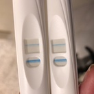  Ik heb de 18e de eerste dag van mijn laatste menstruatie gehad. Ik heb een vrij korte cyclus. Gister heb ik 2 etos zwangerschapstesten gedaan omdat ik me niet helemaal lekker voelde. Nu zie ik bij beiden een vaag streepje, maar niet mega duidelijk. We willen heel graag kindjes, maar ik heb het idee dat het nu nog te vroeg is om een positieve test te krijgen. Ik weet dat ik eigenlijk gewoon even moet wachten, maar het is mijn eerste mogelijke zwangerschap en het is allemaal zo spannend. Hoor graag jullie mening. Is dit 2x een foute test met opdroogstreepje?
