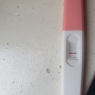 Zwangerschapstest Ik heb vanmorgen getest  en meteen  2 strepen in het echt meer roze de 2 streep  maar ik durf niet zo goed te hopen ik heb in oktober een miskraam gehad .. wat denken jullie.