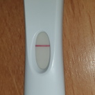 Zien jullie het 2e streepje ook? Ik heb achteraf gezien, de stick maar 7 sec in de urine gehouden ipv 20 sec. Ik zag groot staan 5 sec, maar dat is dus als je er zelf overheen plast.zien jullie het 2e streepje ook?