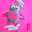  Super mooie hangers met een uil van vilt, drijfhoutjes en kralen.
De totale lengte van de hanger is ca. 50cm, de uil is 15cm lang en 15cm breed (incl. de vleugeltjes).
