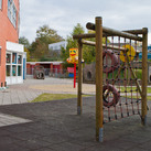 Buitenterrein achterzijde kindercentrum Dit is het buitenterrein van Kiekadoe-Krioelnest. Hier kunnen de kinderen lekker spelen.