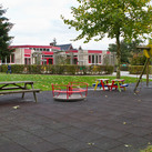 Buitenterrein achterzijde Krummel Aan de achterzijde van Krummel bevindt zich dit mooie en ruim opgezette buitenterrein, waar de kinderen lekker kunnen spelen.