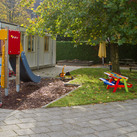 Buitenterrein De Knuist De kinderen van De Knuist kunnen lekker buiten spelen.