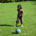Sharan Sharan voetbalt erg graag en is er ook goed in. Hier is ze 4,5 jaar
